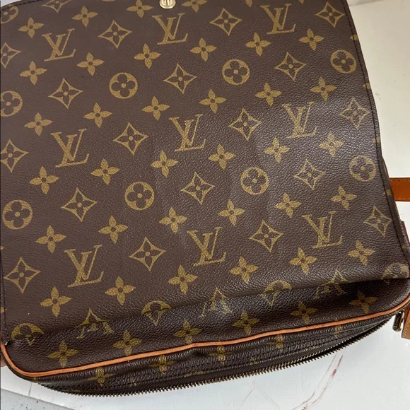 Louis Vuitton monogram Saint Germain
Date Code NO or D 0909
11” x 8” x 2” - Picture 7 of 15